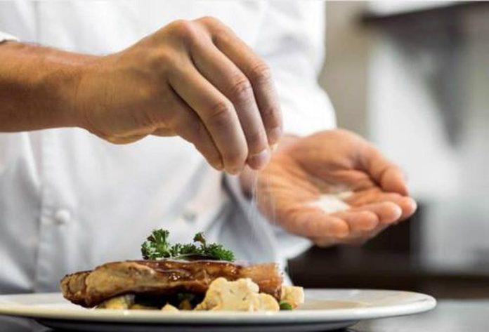 Nêm nhạt khi chế biến thức ăn (Nguồn: Internet)