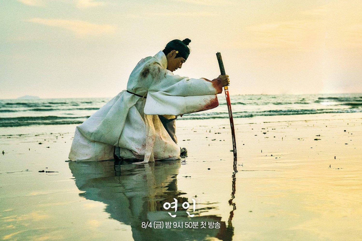 Lee Jang Hyun cùng cây kiếm đẫm máu tại một khung cảnh hoang tàn (Ảnh: Internet)