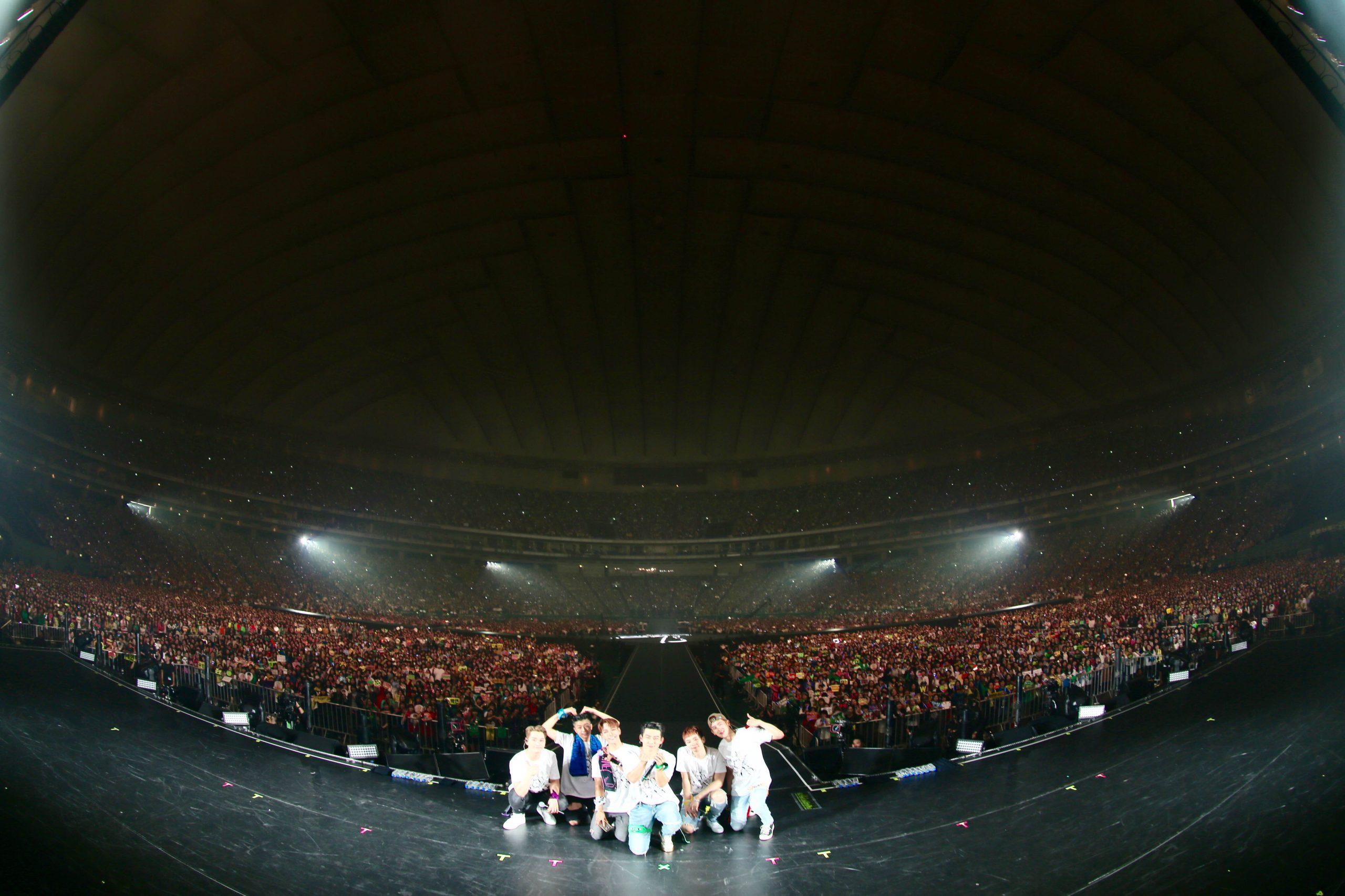 2PM chụp hình kỷ niệm cùng người hâm mộ tại Tokyo Dome (Ảnh: Internet)
