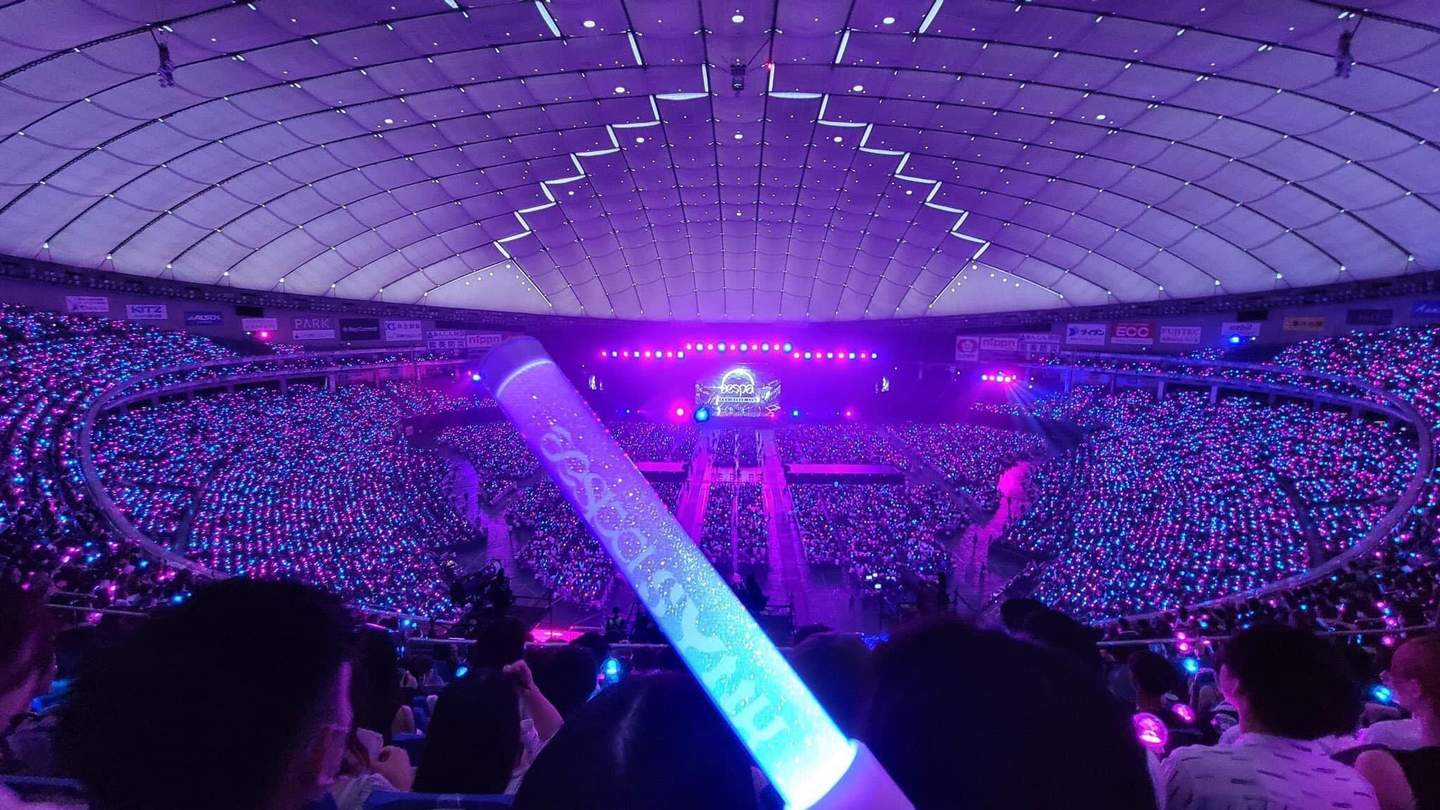 Tokyo Dome tràn ngập ánh sáng từ lightstick của fan aespa (Ảnh: Internet)