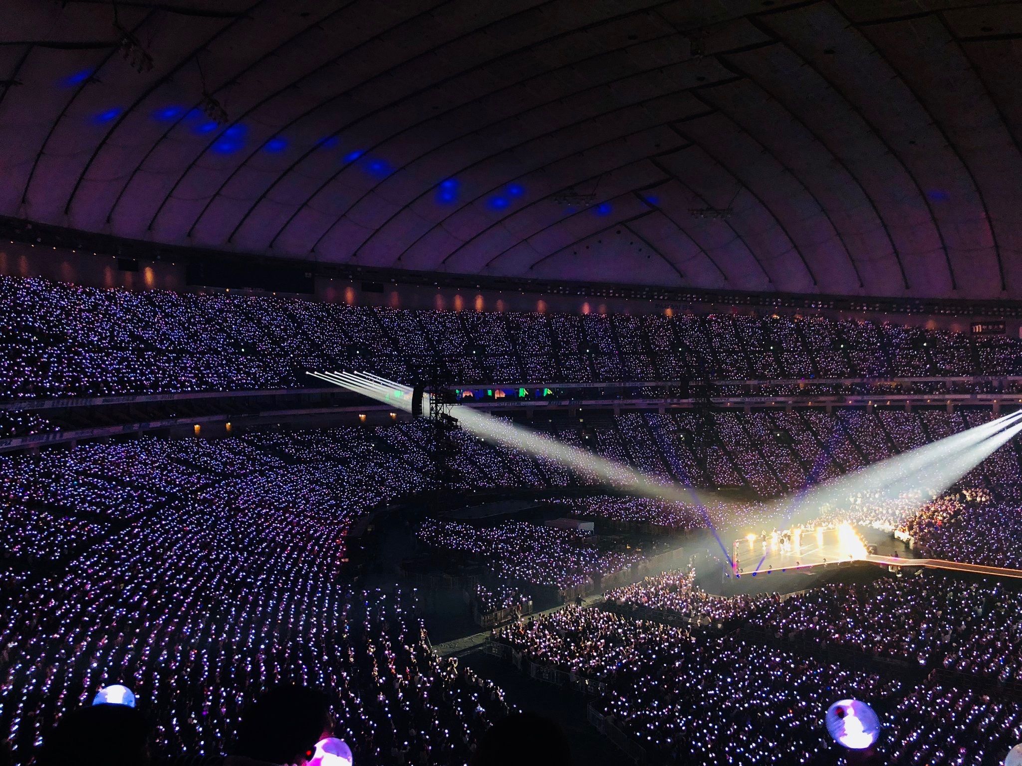 BTS cùng biển lightstick tại Tokyo Dome (Ảnh: Internet)