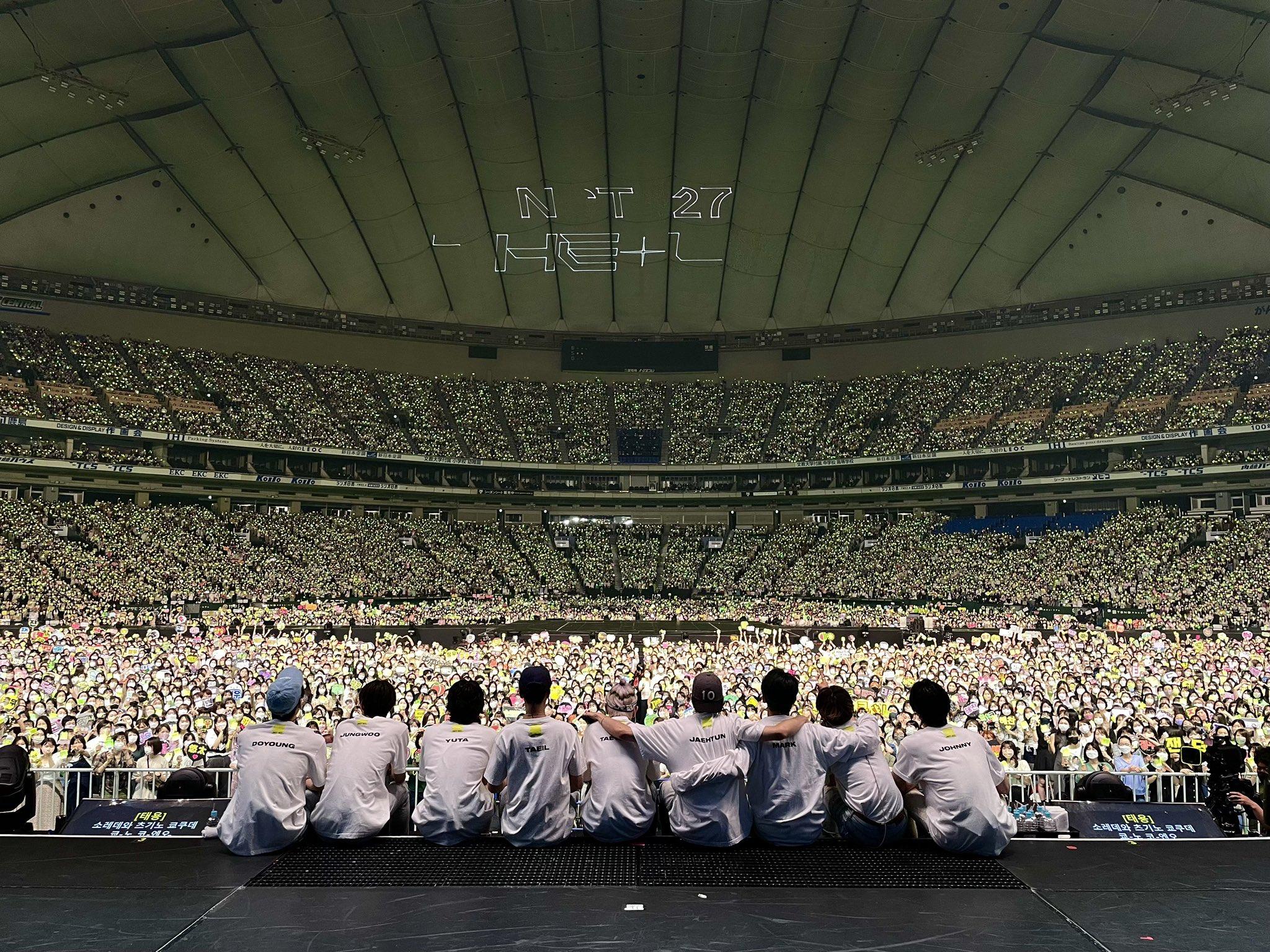 NCT 127 cùng fan hâm mộ tại Tokyo Dome (Ảnh: Internet)