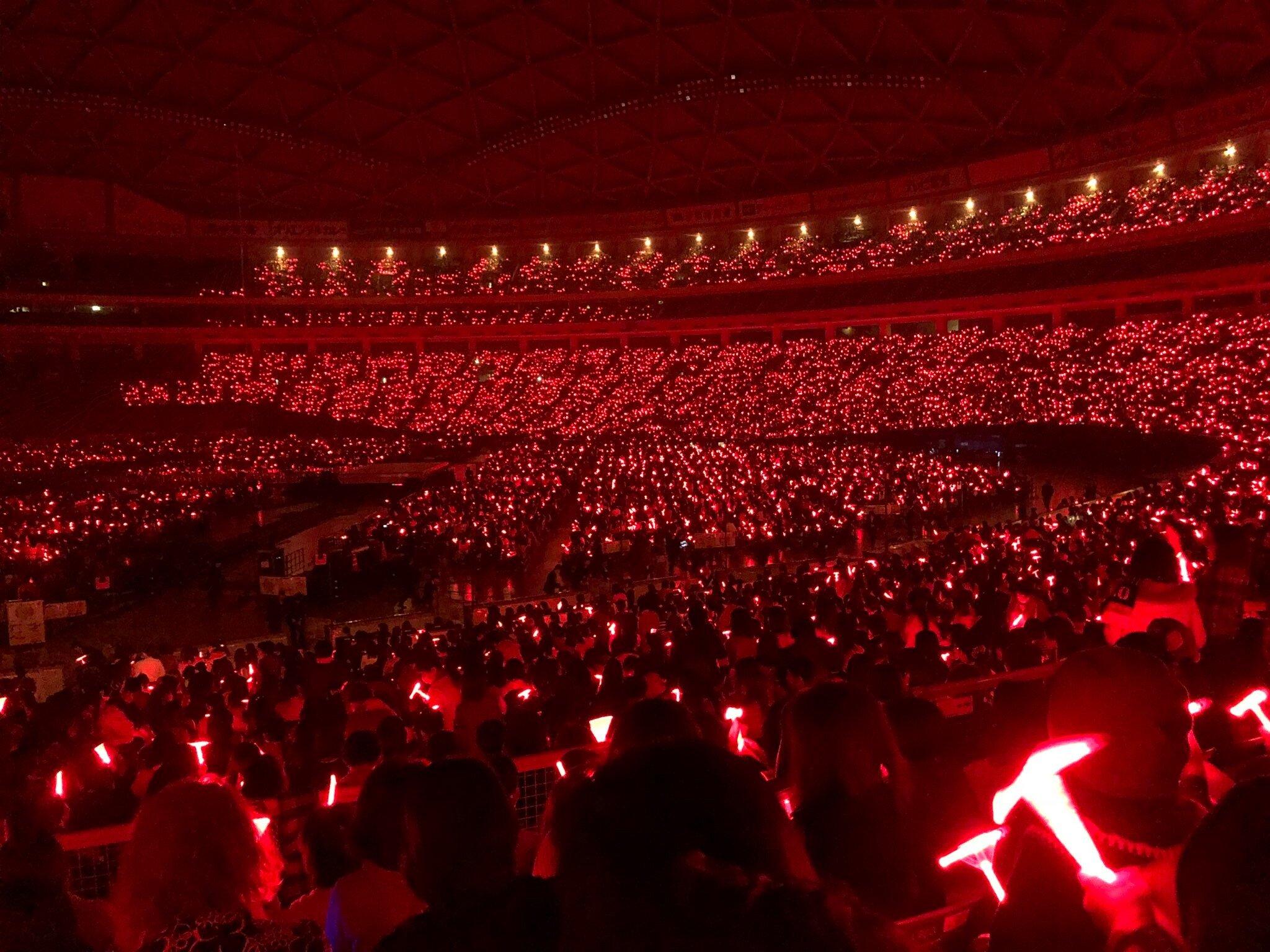 TVXQ cùng biển đỏ lightstick tại Tokyo Dome (Ảnh: Internet)