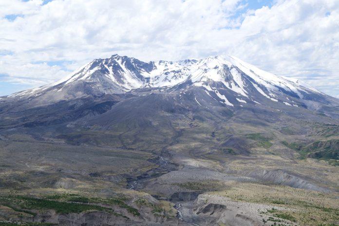 Màu trắng của tuyết điểm tô cho vẻ đẹp hoang sơ của ngọn núi – Nguồn: Internet