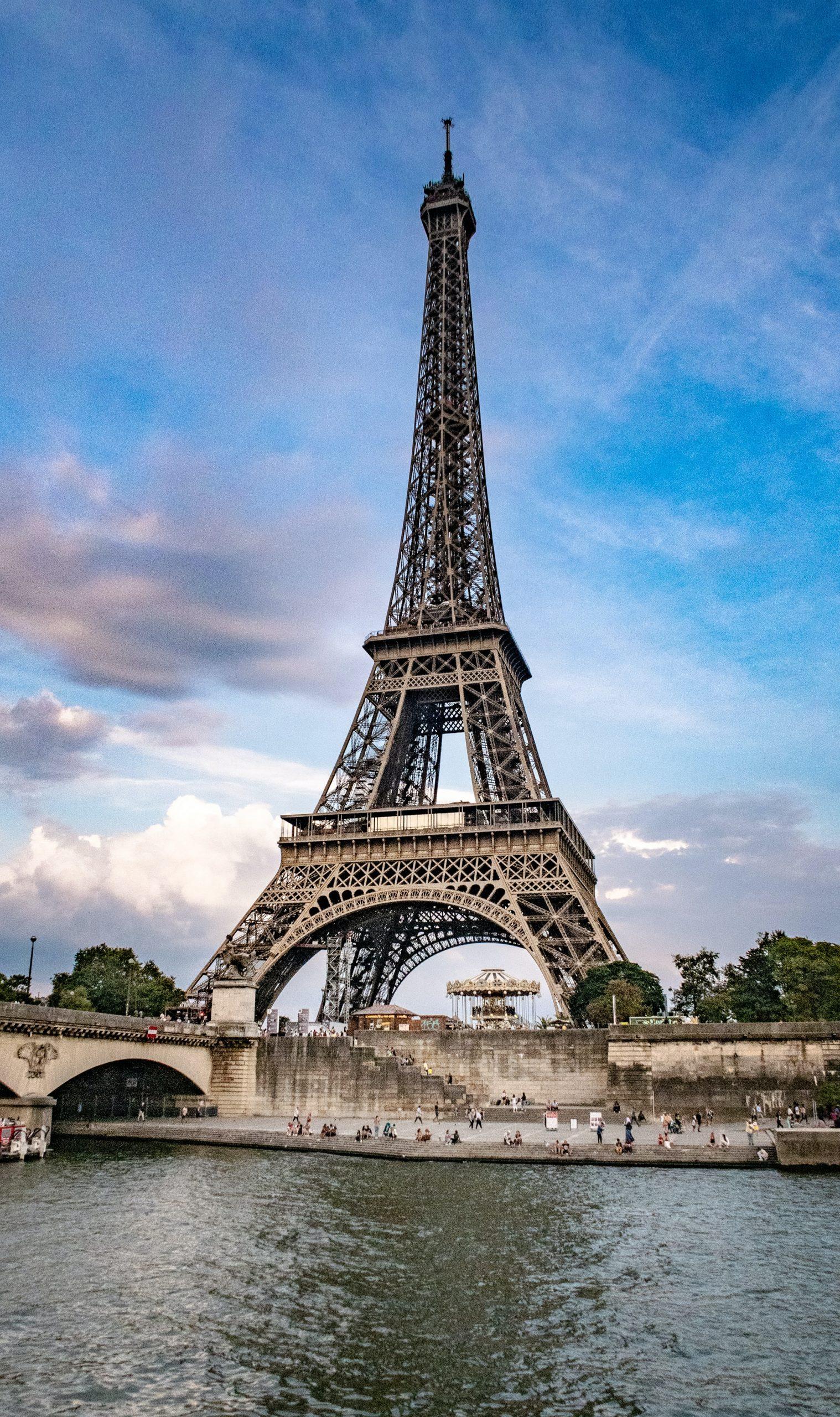 Tháp Eiffel đứng sừng sững bên bờ sông Seine – Nguồn: Internet