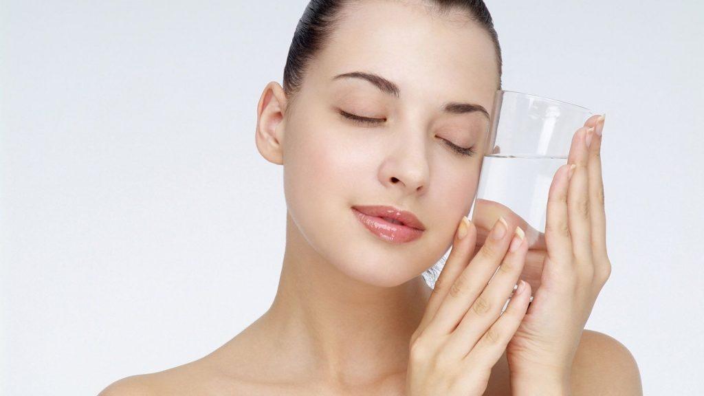 Uống nước đúng cách mang lại làn da đẹp mỗi ngày (Ảnh: Internet)
