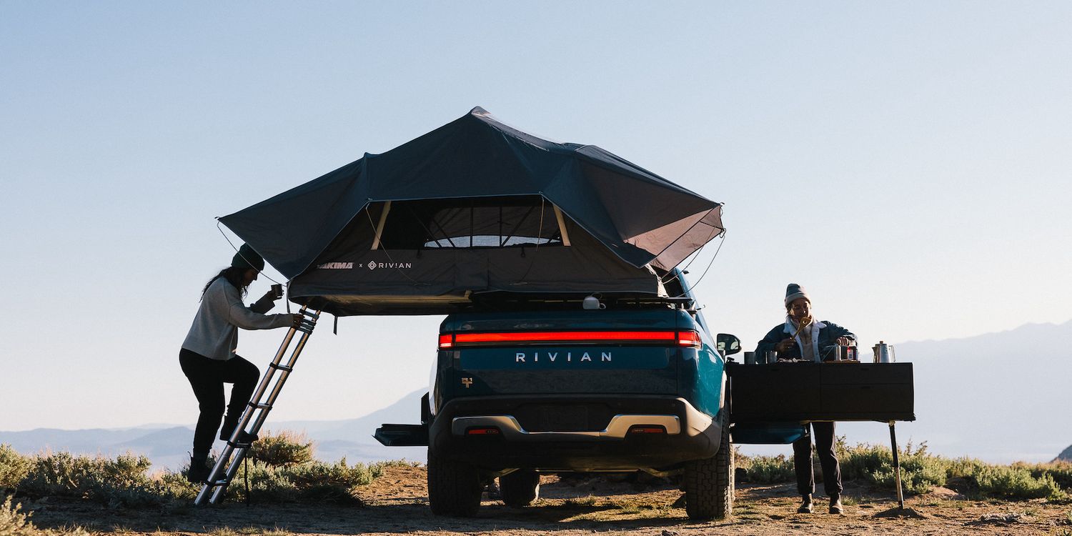 Một chiếc Rivian R1T màu xanh lam được điều chỉnh để cắm trại ngoài trời (Ảnh: Internet)