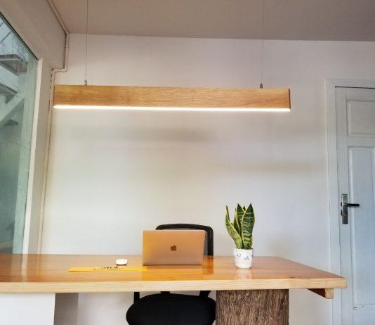 Lựa chọn đèn trang trí bàn làm việc hợp phong thủy giúp tạo năng lượng và sự cân bằng cho bạn Lựa chọn đèn trang trí bàn làm việc hợp phong thủy (Ảnh: internet)