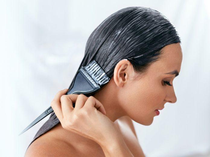 Ủ tóc sau khi gội đầu (Hình ảnh: Internet)