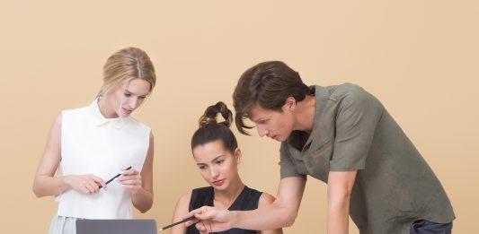 Tham khảo ý kiến của bạn bè, người thân để có thêm được thông tin về ngành nghề bạn sắp dấn thân. (Nguồn: Internet)