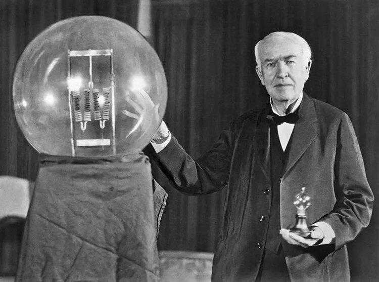 Thomas Edison với một chiếc máy quay đĩa tiêu chuẩn