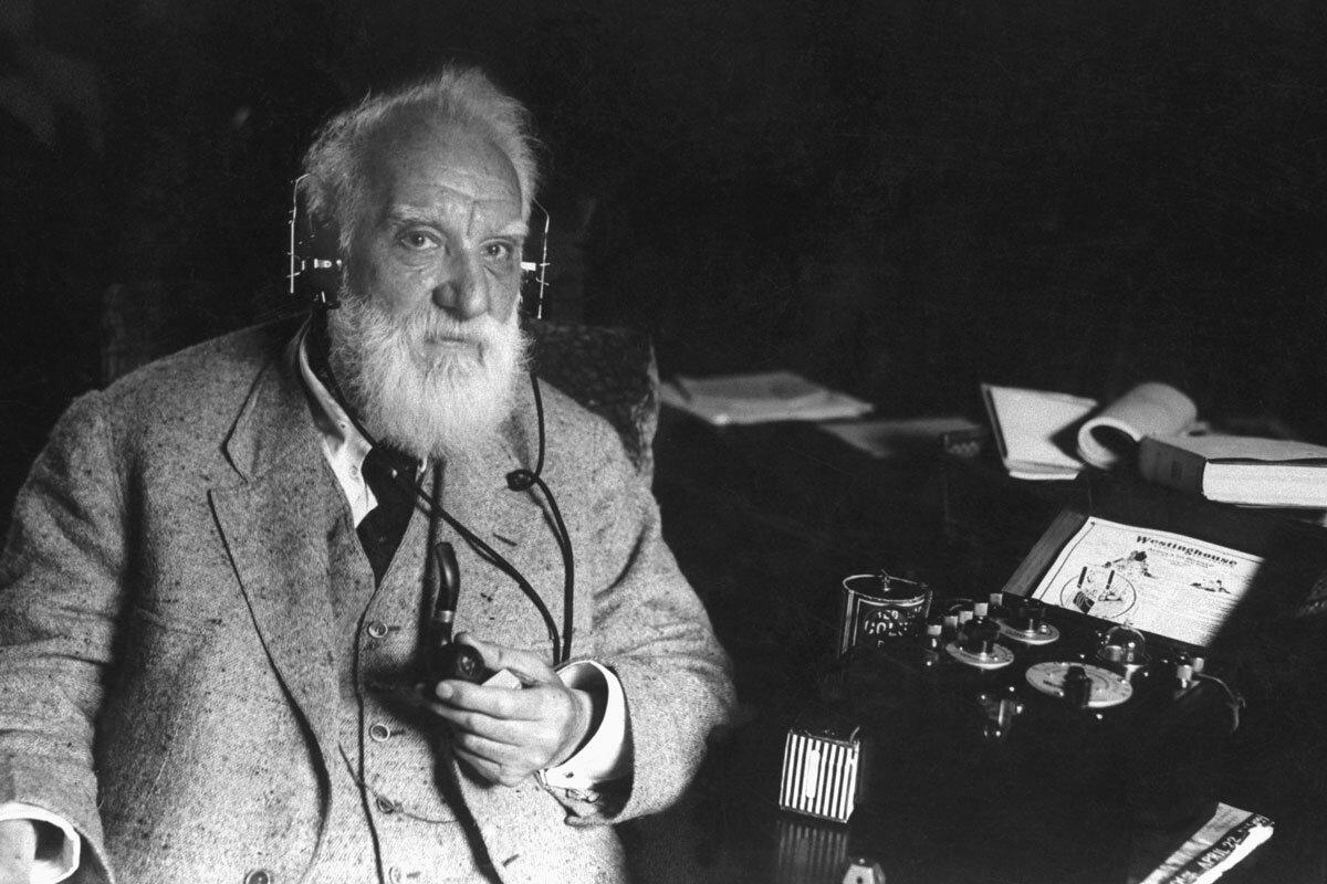 Alexander Graham Bell thực hiện cuộc gọi điện thoại đầu tiên giữa New York và Chicago
