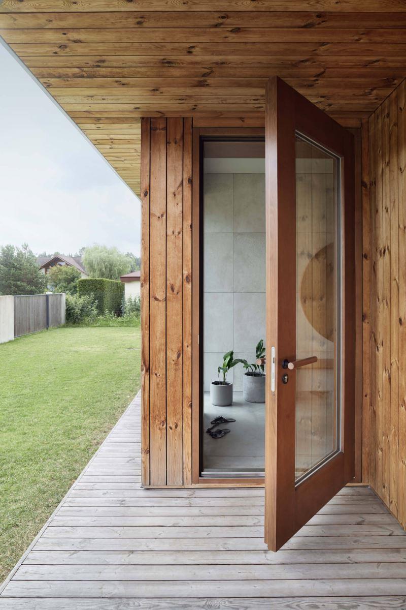 Ngôi nhà mang phong cách tối giản được kết hợp từ gỗ và gạch giả xi măng (Ảnh: Internet)