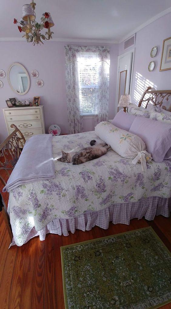 Decor phòng ngủ phong cách cổ điển với gam tím thật độc đáo (Nguồn: internet)