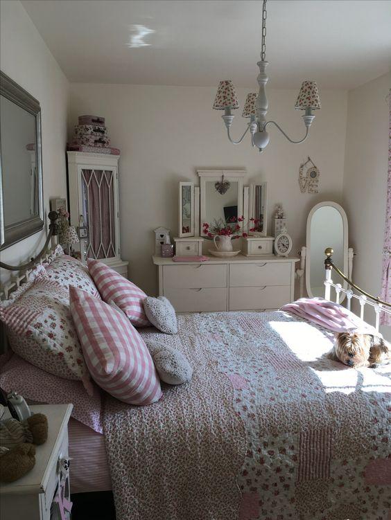 Decor phòng ngủ phong cách cổ điển cho nàng tiểu thư yêu màu hồng (Nguồn: internet)