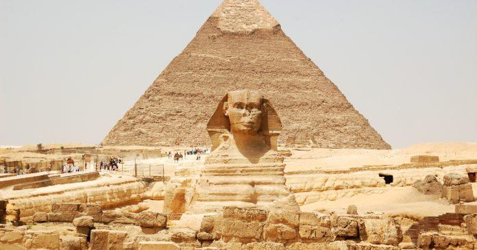 Piramid Giza và Sân đấu Sphinx (هرم جيزة وميدان الأهرام) - nguồn: Internet