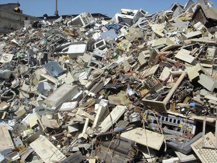 Những đồ công nghệ cũ bị vứt bỏ trong bãi rác thải điện tử (Ảnh: Internet)