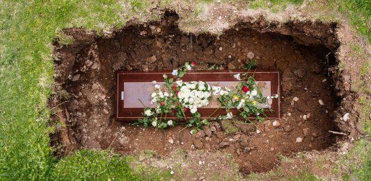 Phong thủy nói gì về việc trời mưa trong đám tang: Điềm báo tốt hay xấu?