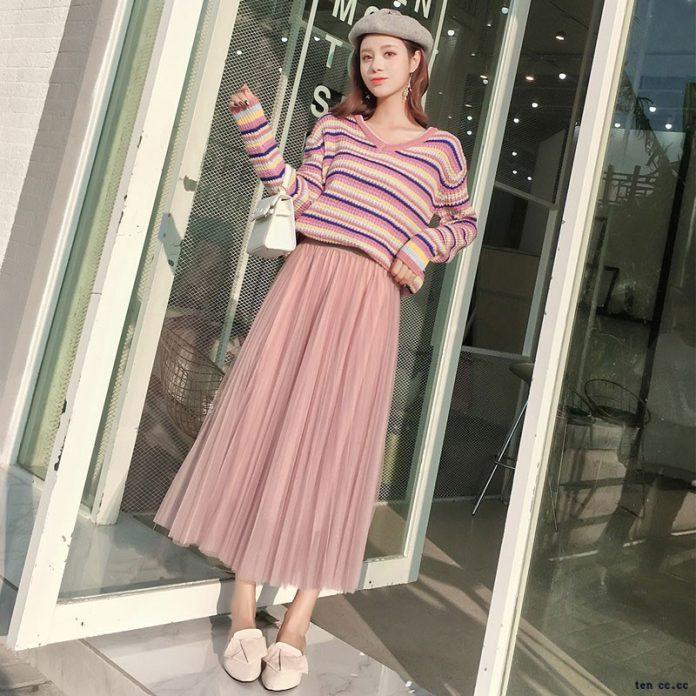 Ao len dệt kim mix cùng chân váy dài giúp nàng trông điệu đà hơn (Nguồn: Internet)