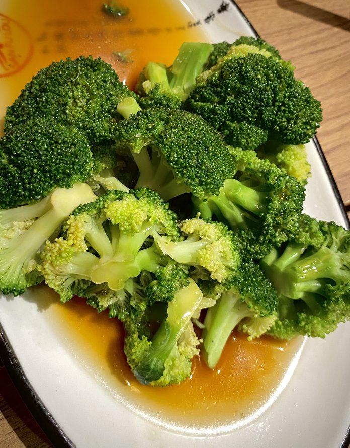 Món bông cải xanh sốt dầu hào đặc trưng của người Hoa (nguồn: Minh Như)