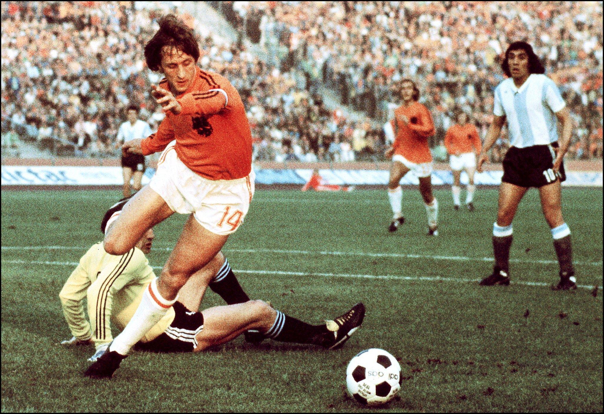 Johan Cruyff trên tuyển Hà Lan (Ảnh: Internet)