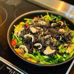 Cách làm món sách bò xào khế rau răm. (Nguồn: Internet)