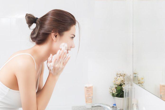 Rửa mặt là bước đầu tiên của quá trình làm sạch da ban ngày (Nguồn: Internet)