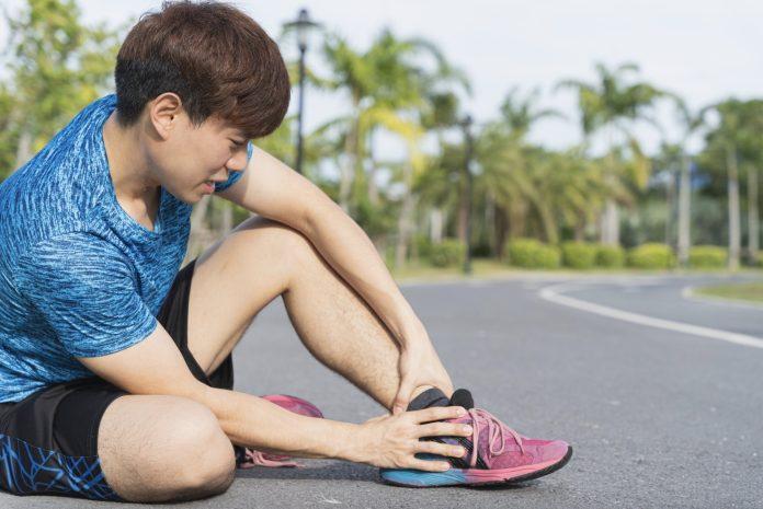 Người chạy bộ có thể bị đau gót chân, cổ chân, ngón chân và đầu gối khi tập luyện - nguồn internet