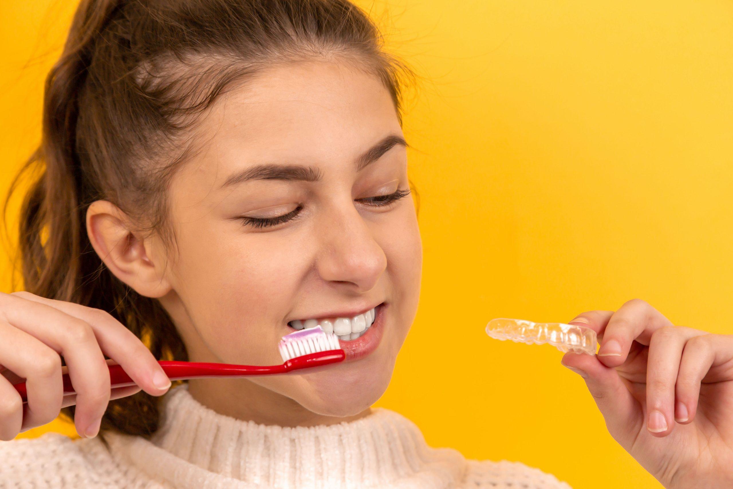 Chăm sóc răng đúng cách để bảo vệ răng luôn trắng sáng. (Nguồn: Internet)