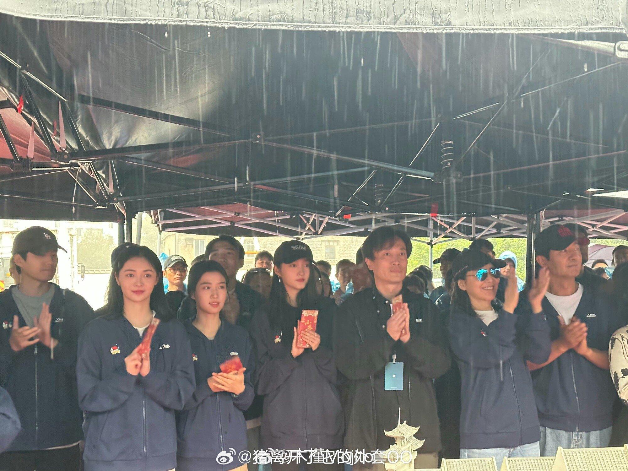 Đoàn phim Tiểu Hạng Nhân Gia khai máy ngày 11/10/2023 trong thời tiết mưa gió (Nguồn: internet)