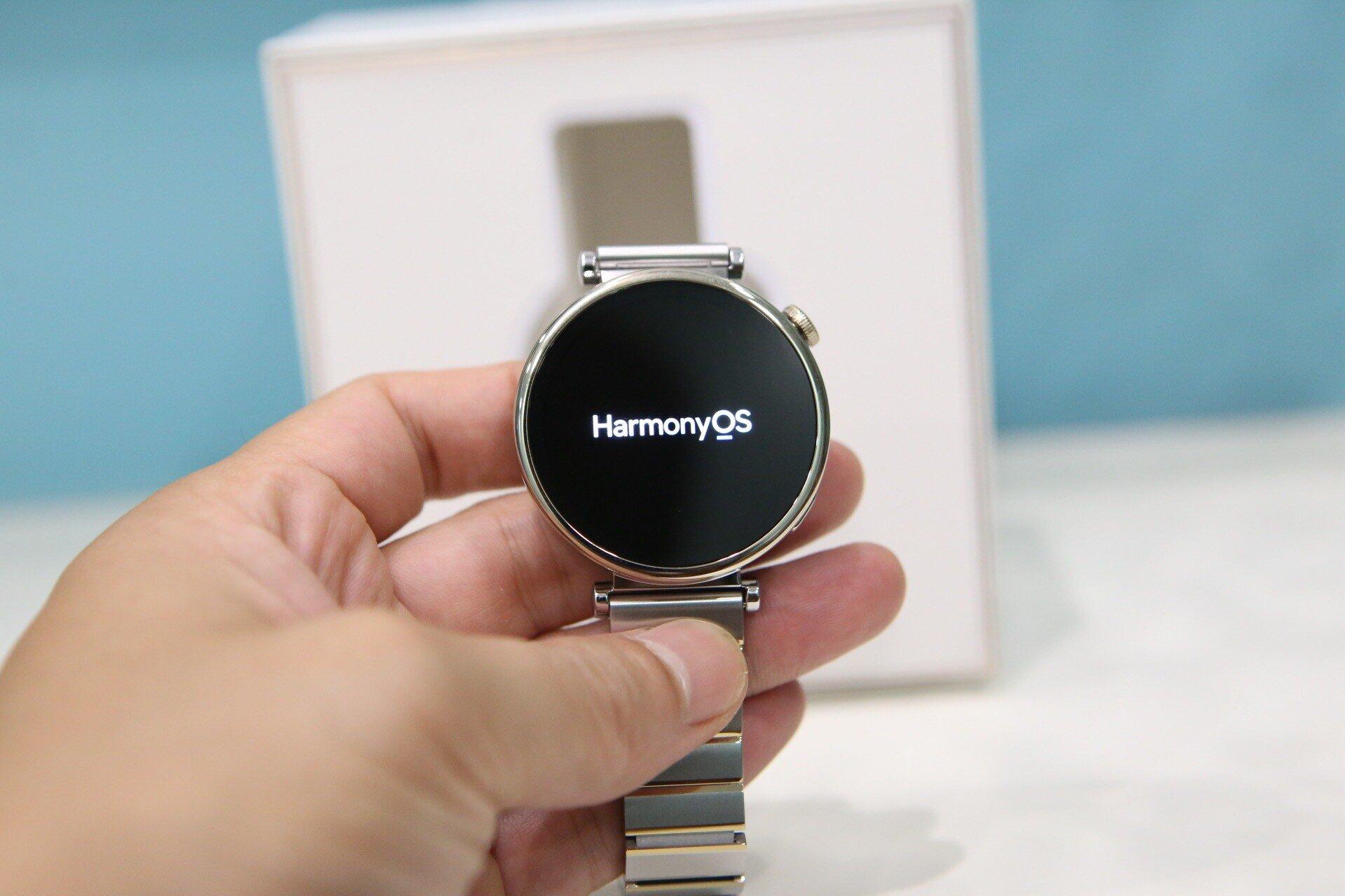 Huawei Watch GT 4 chạy hệ điều hành HarmonyOS cho trải nghiệm mượt mà ( Ảnh: Internet)