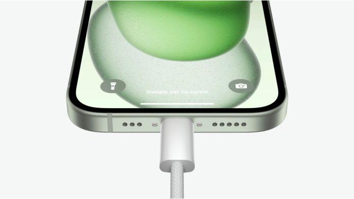 iPhone 15 sử dụng cổng kết nối USB-C giúp tương thích với nhiều thiết bị ( Ảnh: Internet)