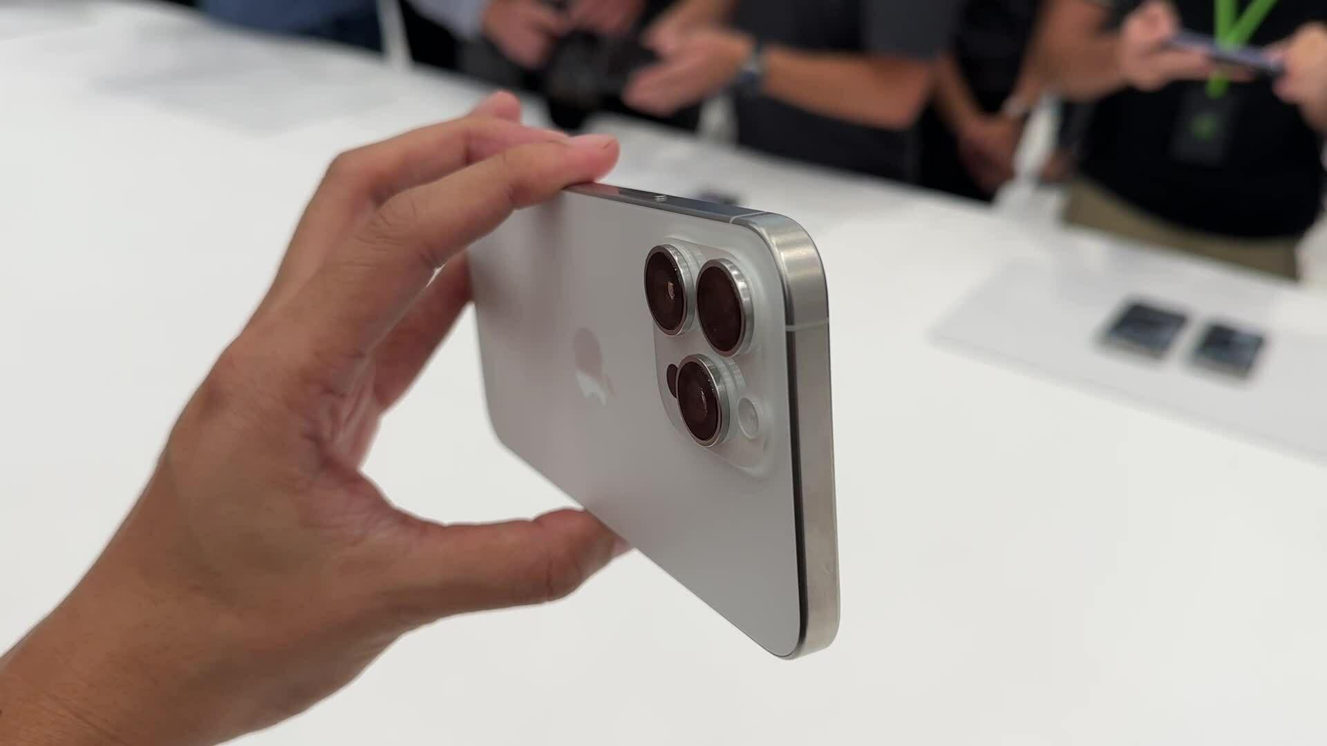iPhone 15 Pro Max với khung viền được làm bằng titan và mặt lưng kính (Ảnh: Internet)