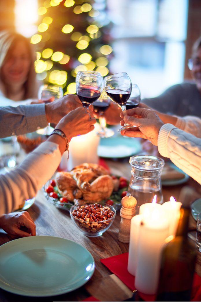 việc tiêu thụ quá nhiều rượu và các loại rượu mạnh khác có thể gây hại cho sức khỏe của bạn. (Nguồn: Internet)