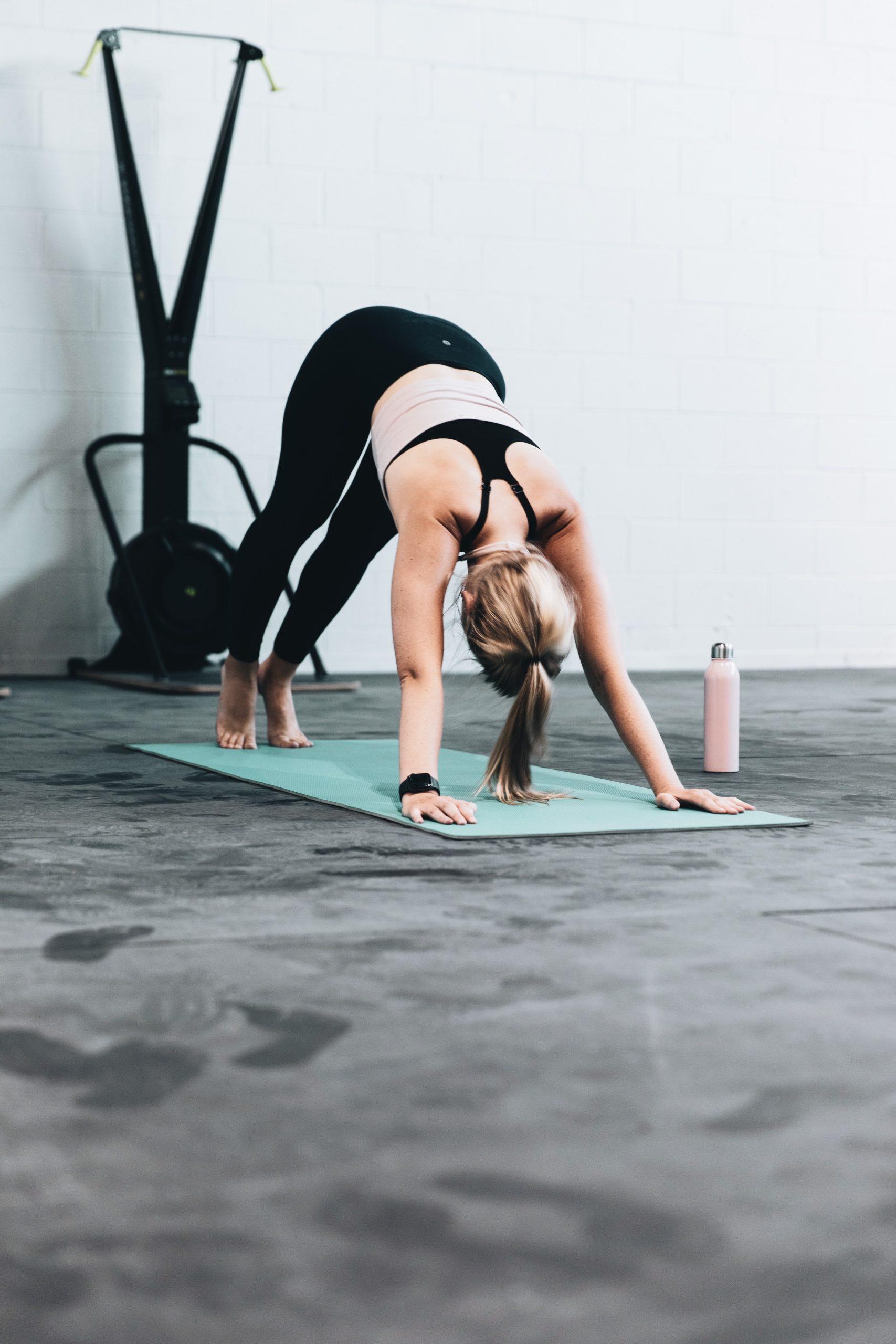 Yoga giúp cải thiện sức mạnh thể chất và sự cân bằng, thư giãn đầu óc, giảm căng thẳng, tăng endorphin giúp cải thiện tâm trạng và củng cố xương và cơ bắp. (Nguồn: Internet)