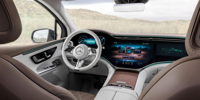 Nội thất của xe Mercedes-Benz EQE với màn hình siêu lớn (Ảnh: Internet)