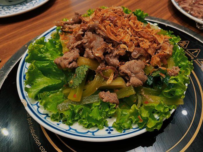 Nộm bắp bò rau tiến vua với vị chua ngọt đậm đà, cùng phần rau giòn sật và thịt bò mềm tan (nguồn: Minh Như)