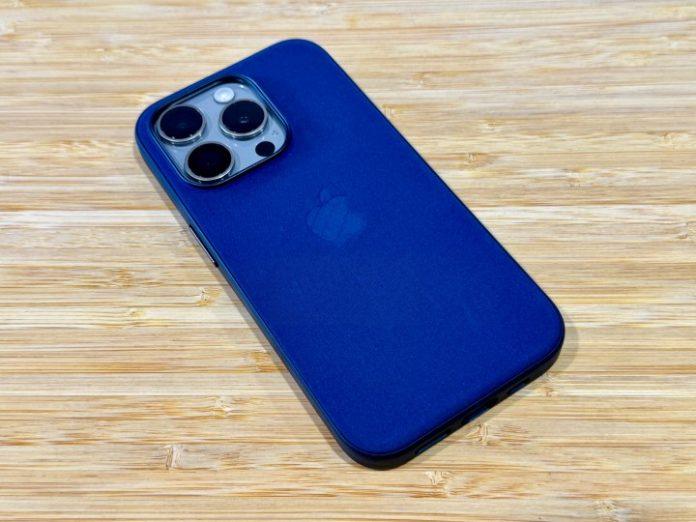 Ốp lưng FineWoven Pacific Blue với iPhone 15 Pro (Ảnh: Internet)