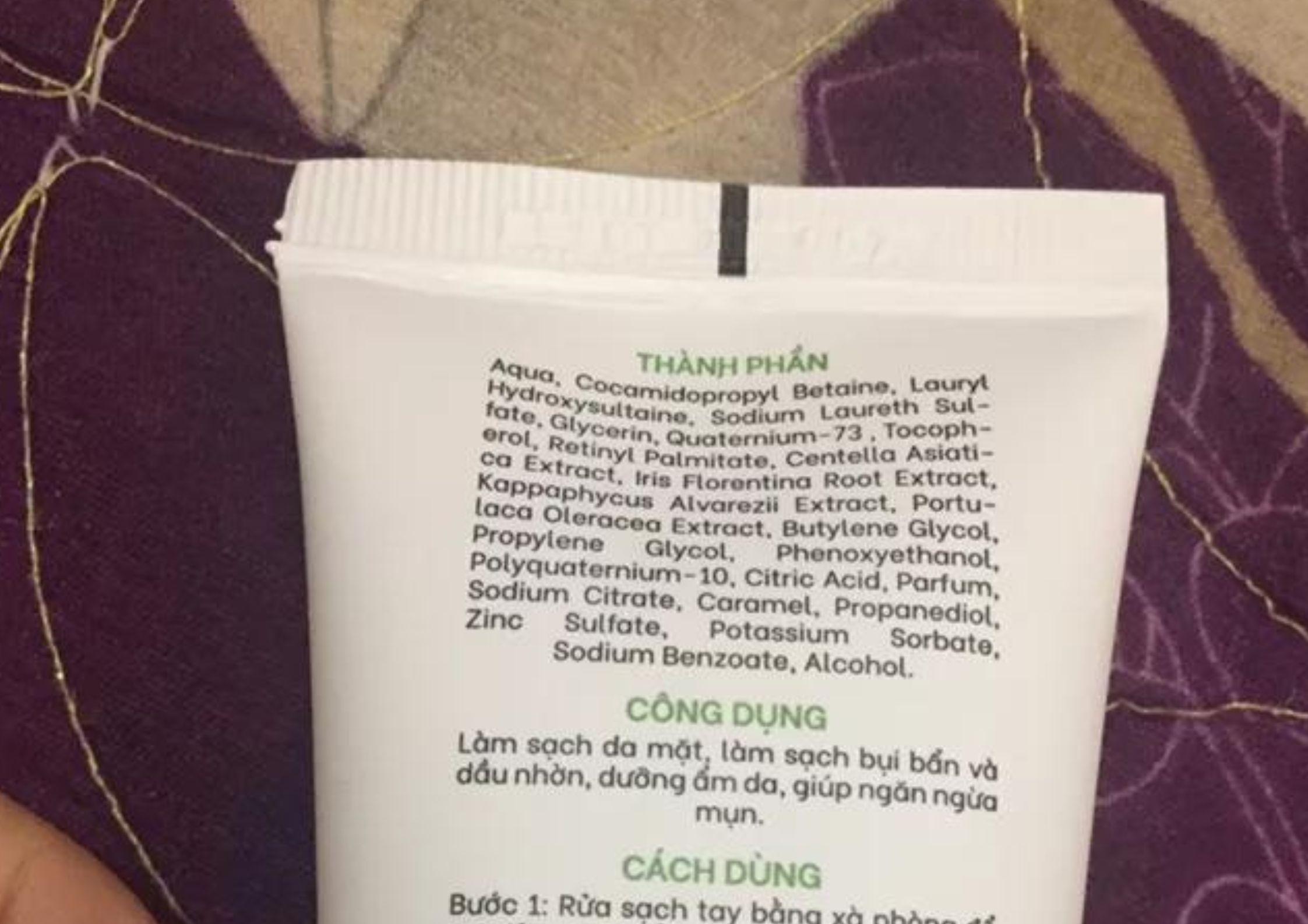 Bảng thành phần đầy đủ của sữa rửa mặt Truesky Centella Cleanser được in trên bao bì (Ảnh: Internet)
