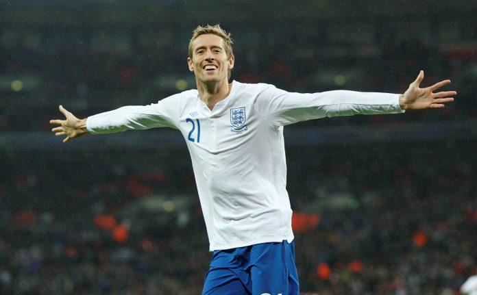 Peter Crouch khoác áo tuyển Anh (Ảnh: Internet)