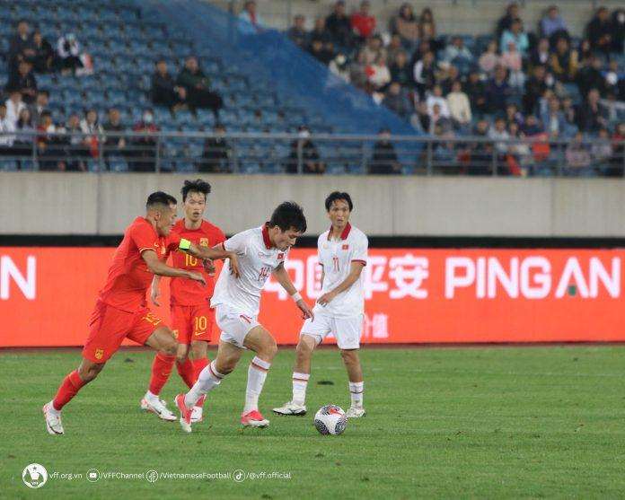 Đội tuyển Việt Nam nhận thất bại trước đội chủ nhà Trung Quốc tại Đại Liên (Ảnh: Internet)