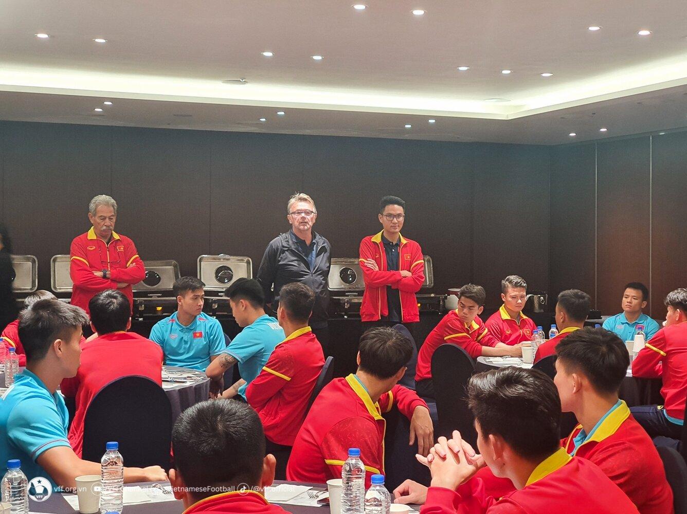Ban huấn luyện họp đội sau trận đấu gặp Hàn Quốc (Ảnh: Internet)