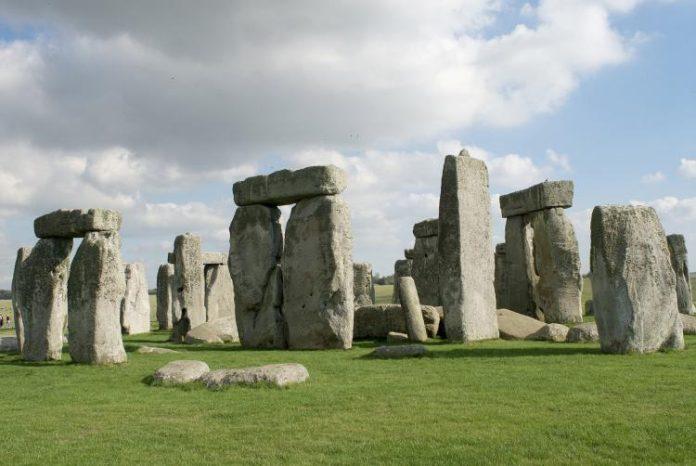 Nhiều người cho rằng Stonehenge là địa điểm ẩn chưa rất nhiều ma thuật (Ảnh: Internet)