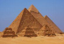 Có nhiều giả thuyết về cách xây dựng các kim tự tháp tại Ai Cập cổ đại (Ảnh: Internet)