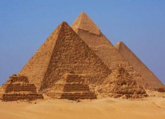 Có nhiều giả thuyết về cách xây dựng các kim tự tháp tại Ai Cập cổ đại (Ảnh: Internet)