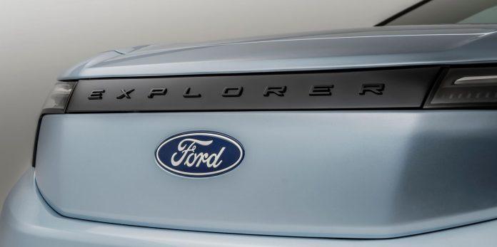 Mũi xe Explorer màu xanh lam có huy hiệu của Ford (Ảnh: Internet)