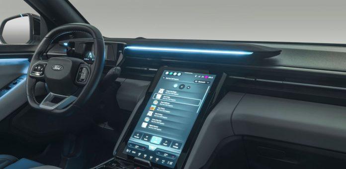 Loa soundbar và màn hình thông tin giải trí trong xe Ford Explorer (Ảnh: Internet)
