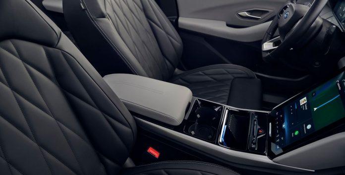 Nội thất của xe Ford Explorer với ghế xô chần bông màu đen (Ảnh: Internet)