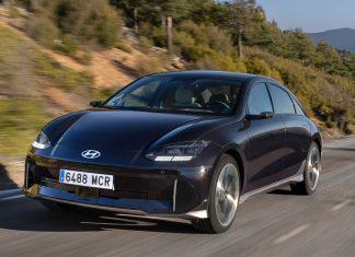 Xe Hyundai Ioniq 6 màu đen đang chạy trên đường (Ảnh: Internet)