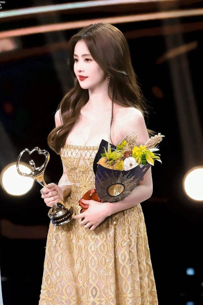 Bạch Lộc đạt giải nữ diễn viên vượt trội của năm trong Đêm Hội Weibo 2023. Ảnh: Internet